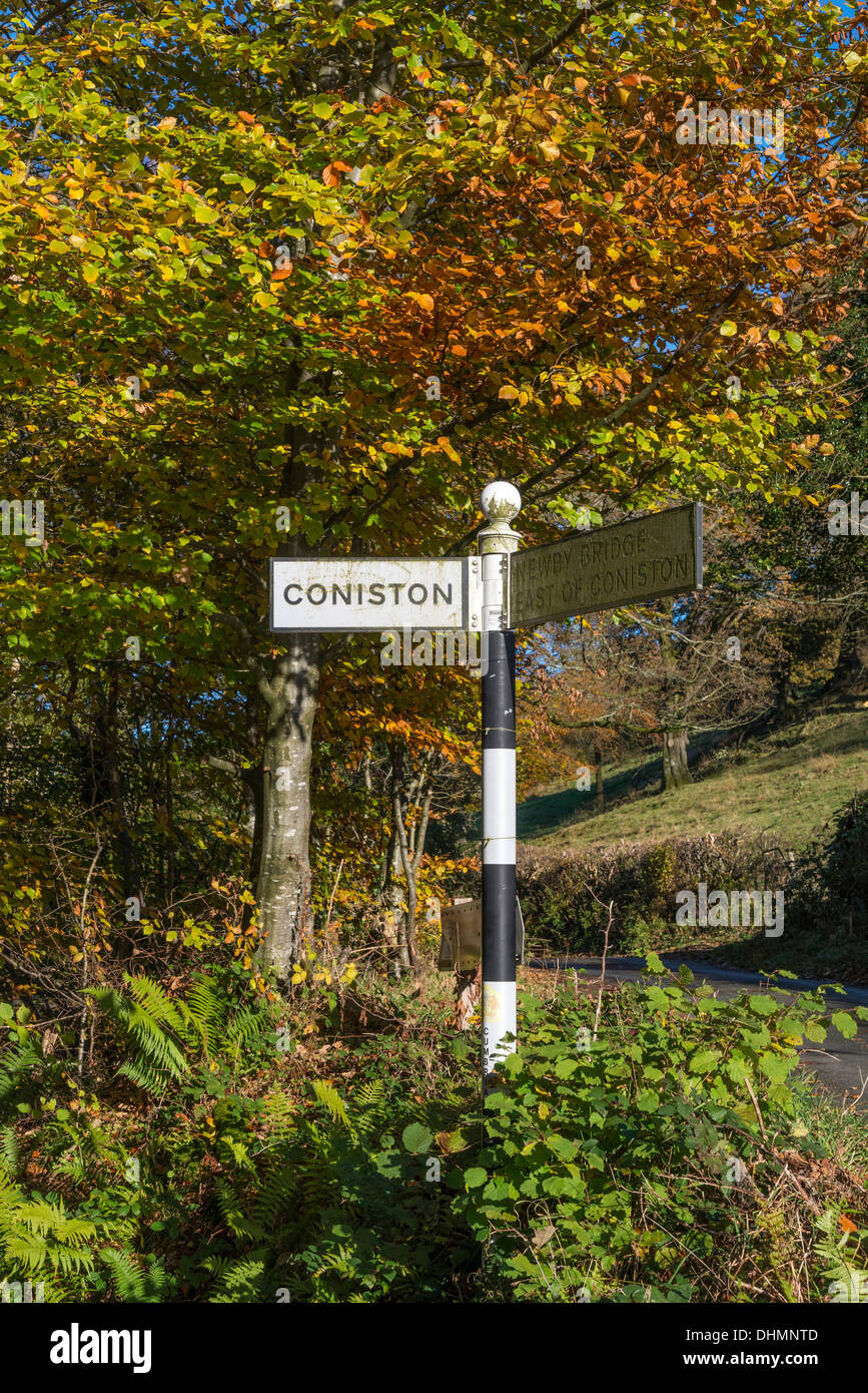 Village de Coniston panneau routier dans la région des lacs de la région de Cumbria. Soir de l'automne. Banque D'Images Village de Coniston panneau routier dans la région des lacs de la région de Cumbria. Soir de l'automne. Banque D'Images