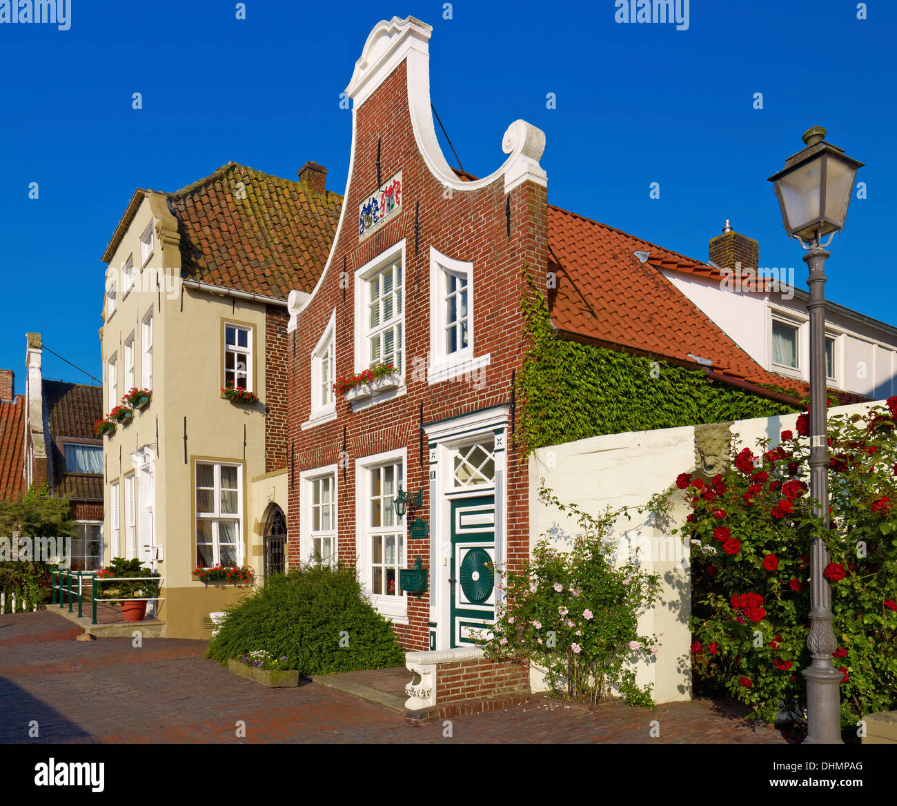 Maisons sur le port, Greetsiel, Frise Orientale, Allemagne Banque D'Images