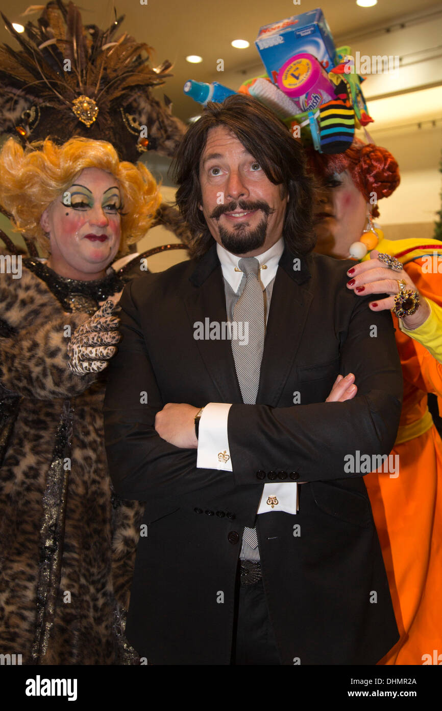 Londres, Royaume-Uni.13 novembre 2013.Le designer Laurence Llewelyn-Bowen avec Panto Dames (Graham Hoadly, Bobby Crush et Paul Burnham).Le salon idéal de la maison de Noël 2013 ouvre ses portes au parc des expositions Earl's court (13-17 novembre 2013).Photo : Nick Savage/Alay Live News Banque D'Images