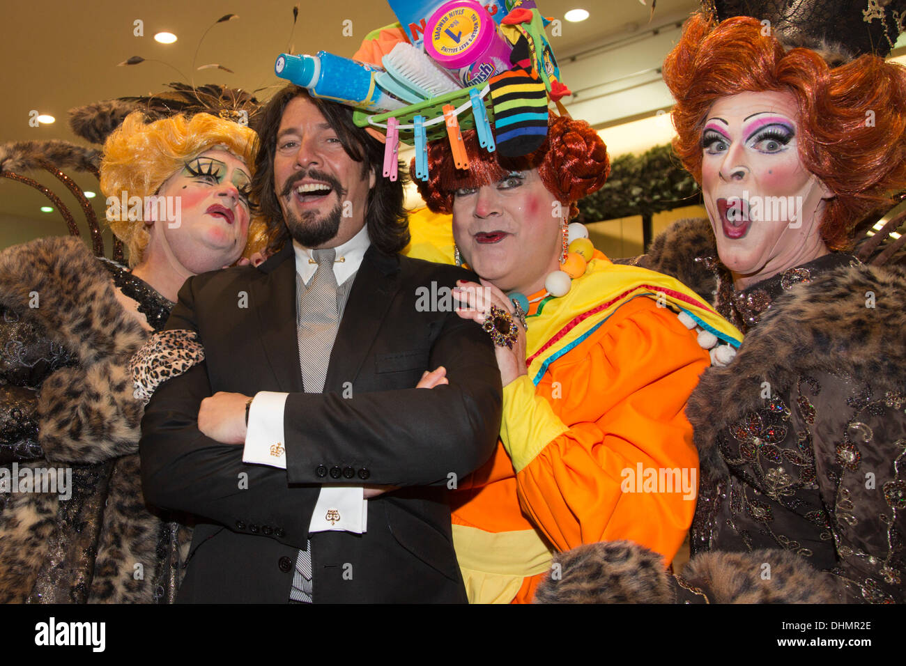 Londres, Royaume-Uni.13 novembre 2013.Le designer Laurence Llewelyn-Bowen avec Panto Dames (Graham Hoadly, Bobby Crush et Paul Burnham).Le salon idéal de la maison de Noël 2013 ouvre ses portes au parc des expositions Earl's court (13-17 novembre 2013).Photo : Nick Savage/Alay Live News Banque D'Images