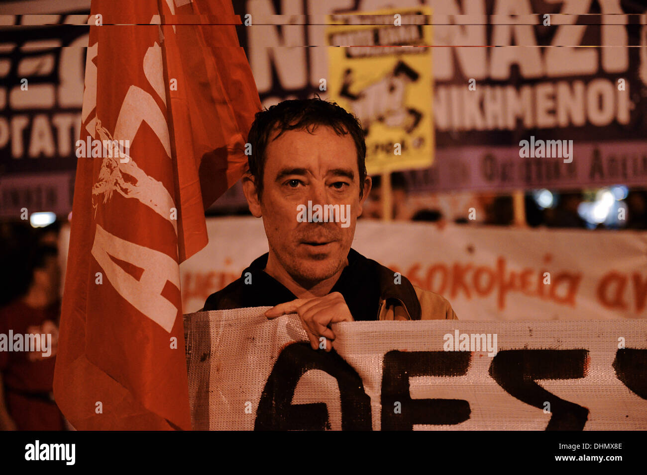 Thessalonique, Grèce. 12 nov., 2013. Un manifestant tient un drapeau d'une organisation antiraciste au cours de la marche. Les organisations racistes et les membres du syndicat ont démontré à Thessalonique, exigeant la fermeture de l'extrême-droite Aube dorée a des bureaux dans toutes les villes de Grèce. Les manifestants ont défilé et ont essayé d'atteindre la Golden Dawn bureaux © Giannis Papanikos/NurPhoto ZUMAPRESS.com/Alamy/Live News Banque D'Images