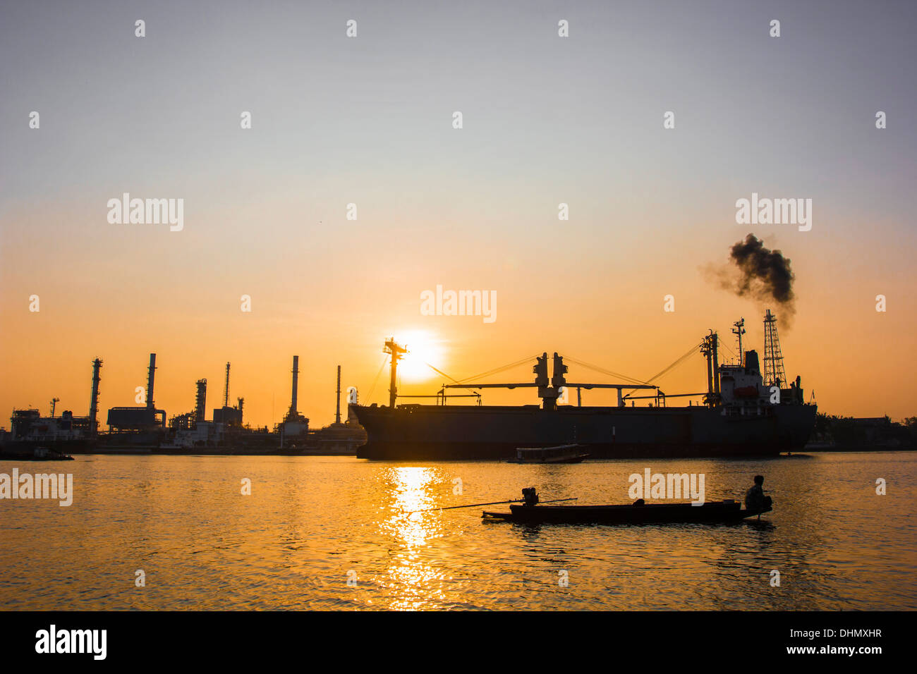 Vue sur la raffinerie de pétrole et cargo avec lever du soleil Banque D'Images