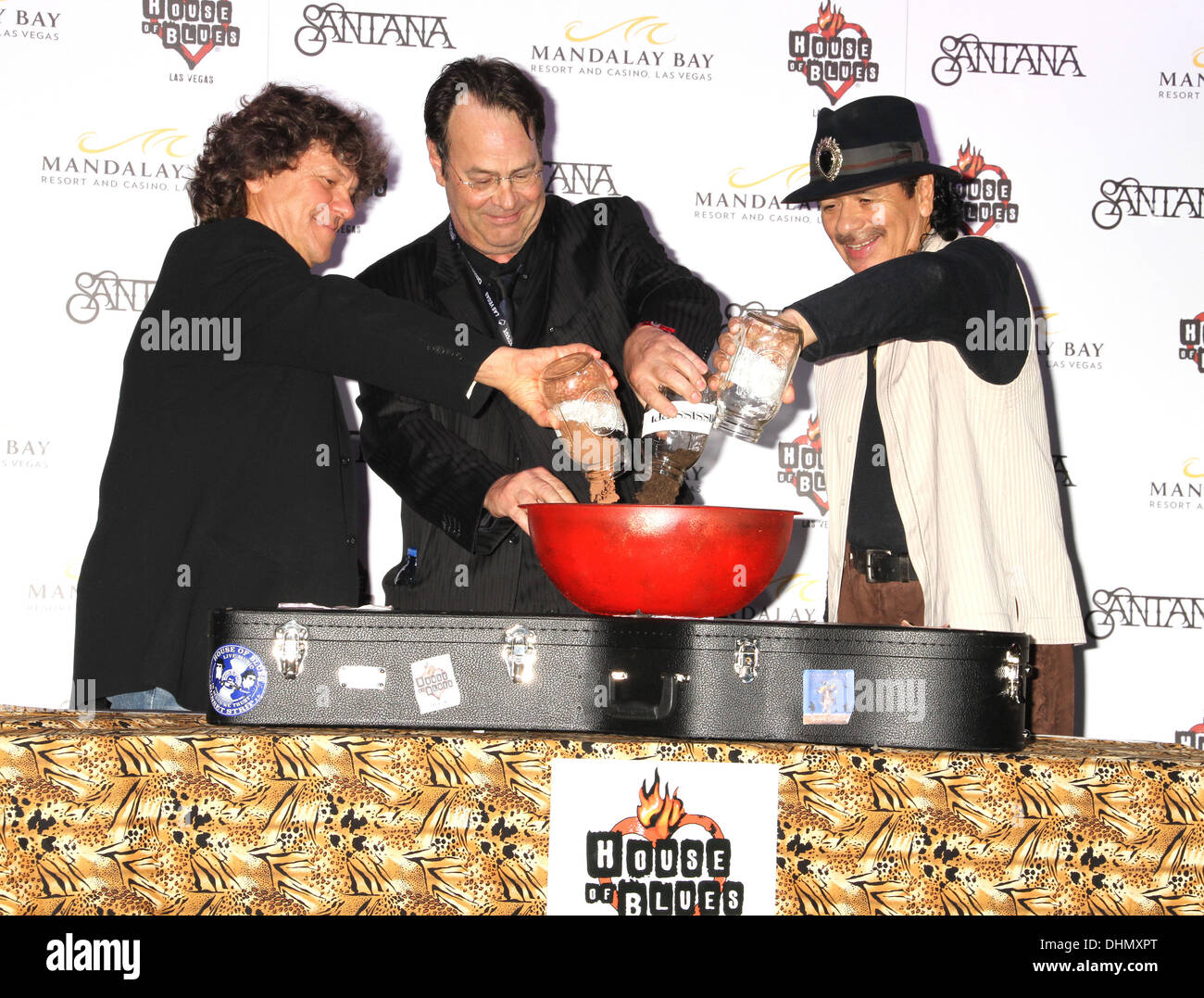 Michael Lang, Dan Akroyd et Carlos Santana Carlos Santana rejoint Dan Aykroyd lors d'une cérémonie pour le lancement de Santana's residency au House Of Blues Las Vegas Las Vegas, Nevada - 04.05.12 Banque D'Images