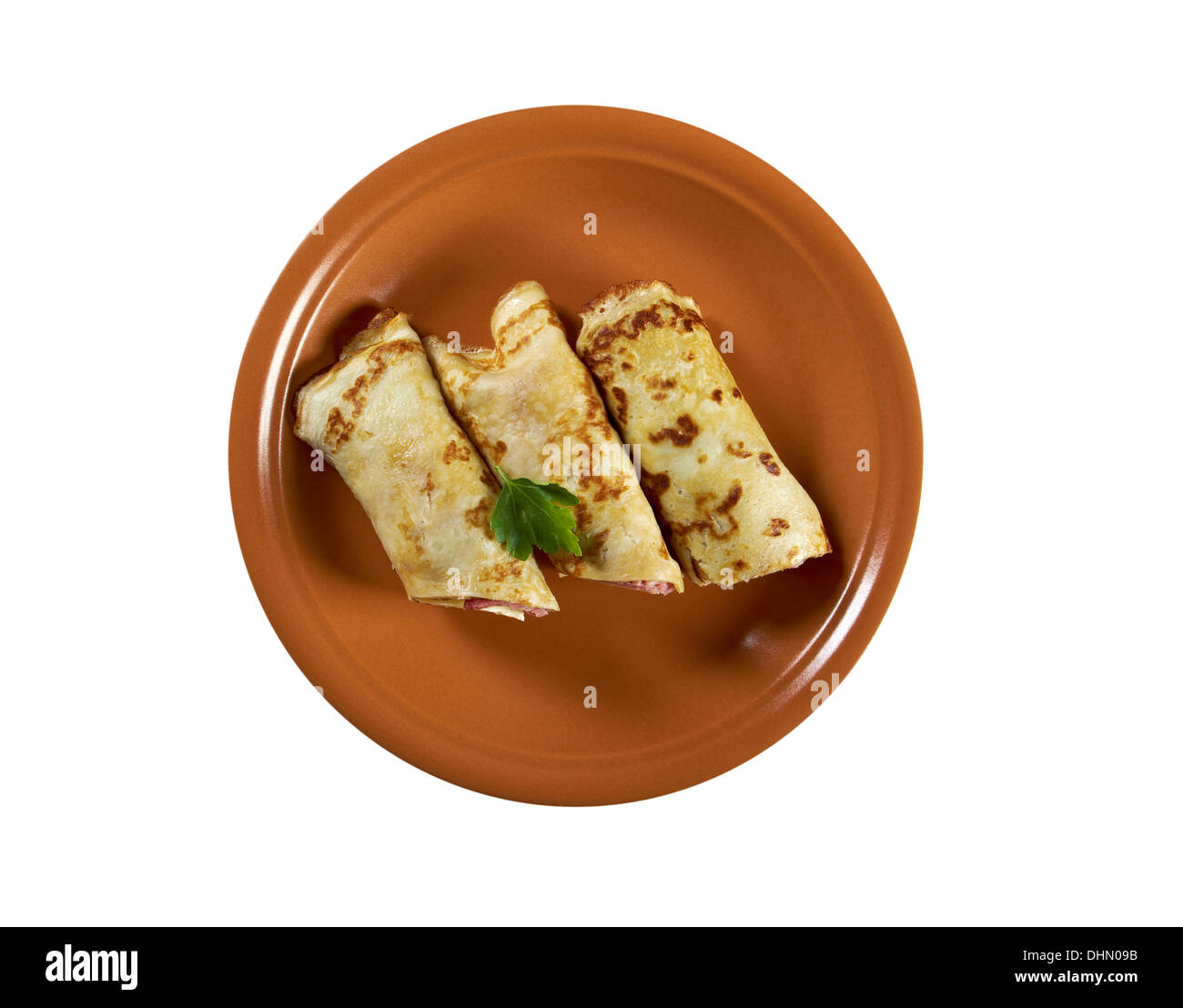 Crêpes roulées farcies de jambon et de fromage. Banque D'Images