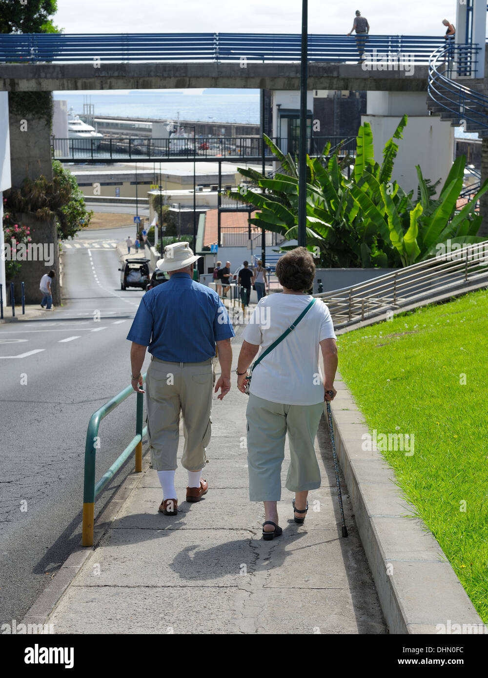 Funchal Madère. Un couple de personnes âgées de prendre une promenade vers le port Banque D'Images