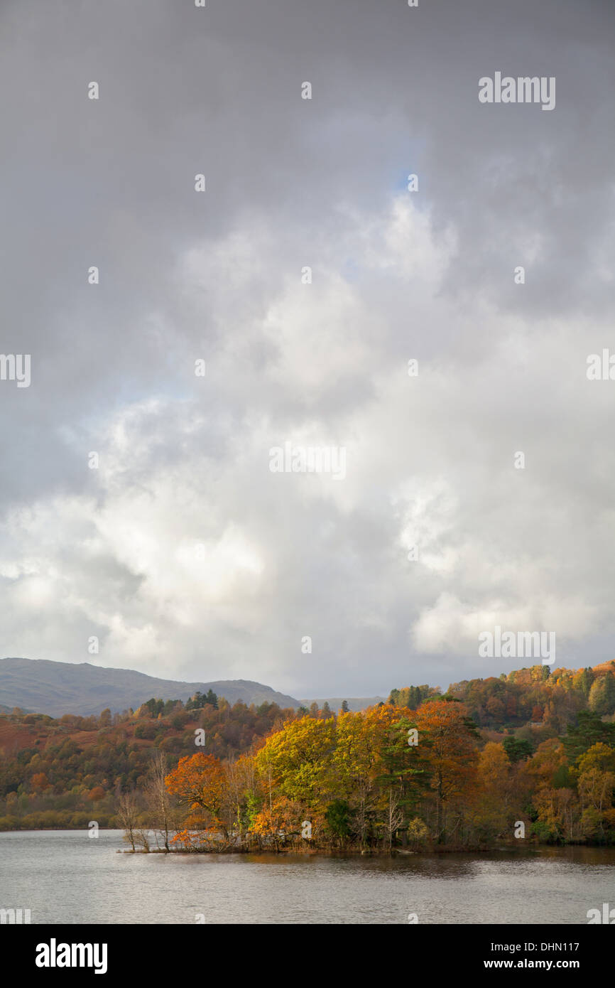 Ciel nuageux au-dessus de l'eau, Rydal Lake District, Cumbria, Royaume-Uni Banque D'Images