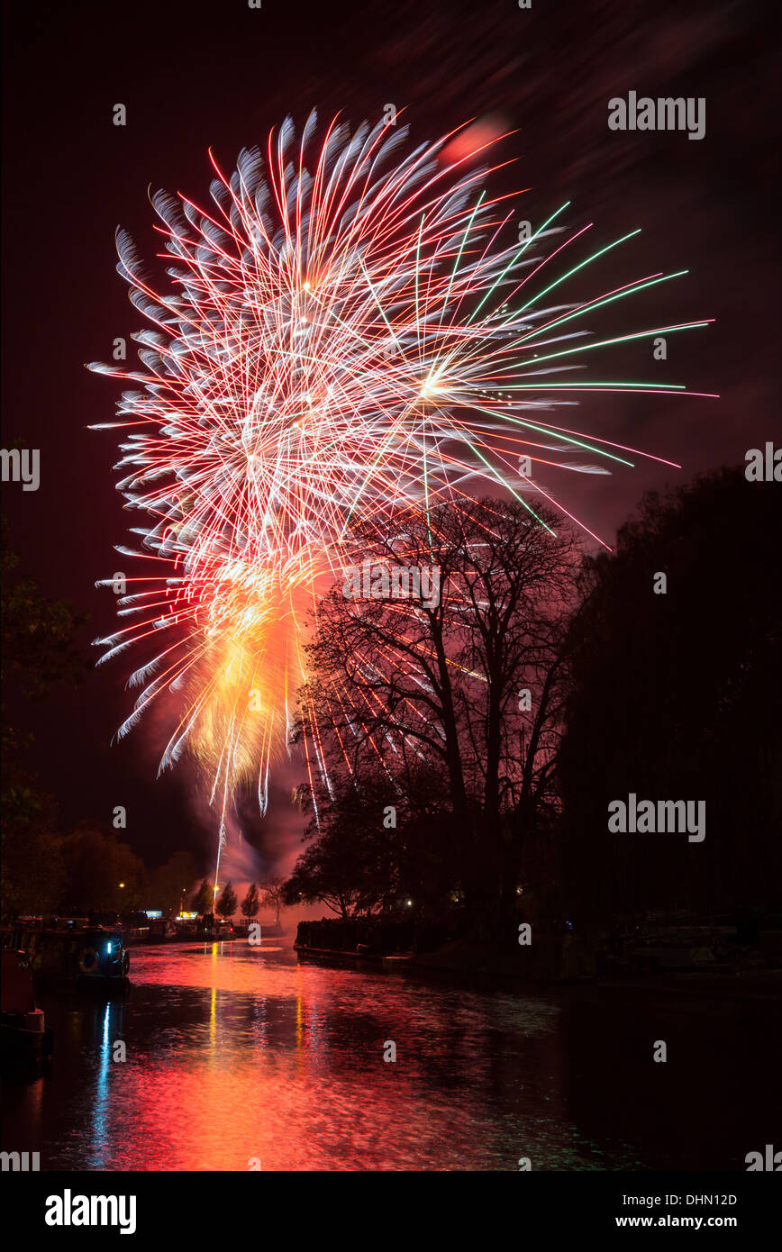 D'artifice Cambridge 2013 commune au milieu de l'artifice, reflétée dans la rivière Cam. Banque D'Images