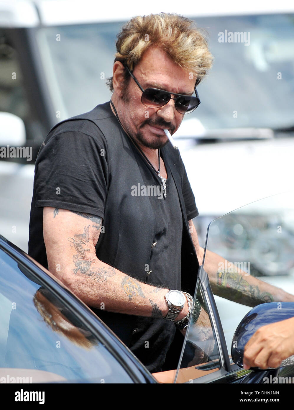 Johnny Hallyday monte dans sa voiture tout en fumant une cigarette aprs le  djeuner de Brentwood  Los Angeles, Californie, USA - 05.05.12 Photo Stock  - Alamy