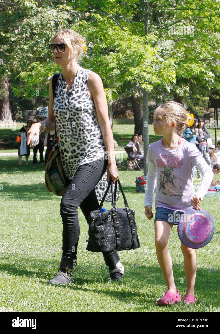 Hedi Klum et Leni Samuel Heidi Klum et ses enfants profitez d'une journée en famille à Coldwater Canyon Park Los Angeles, Californie - 06.05.12 Banque D'Images