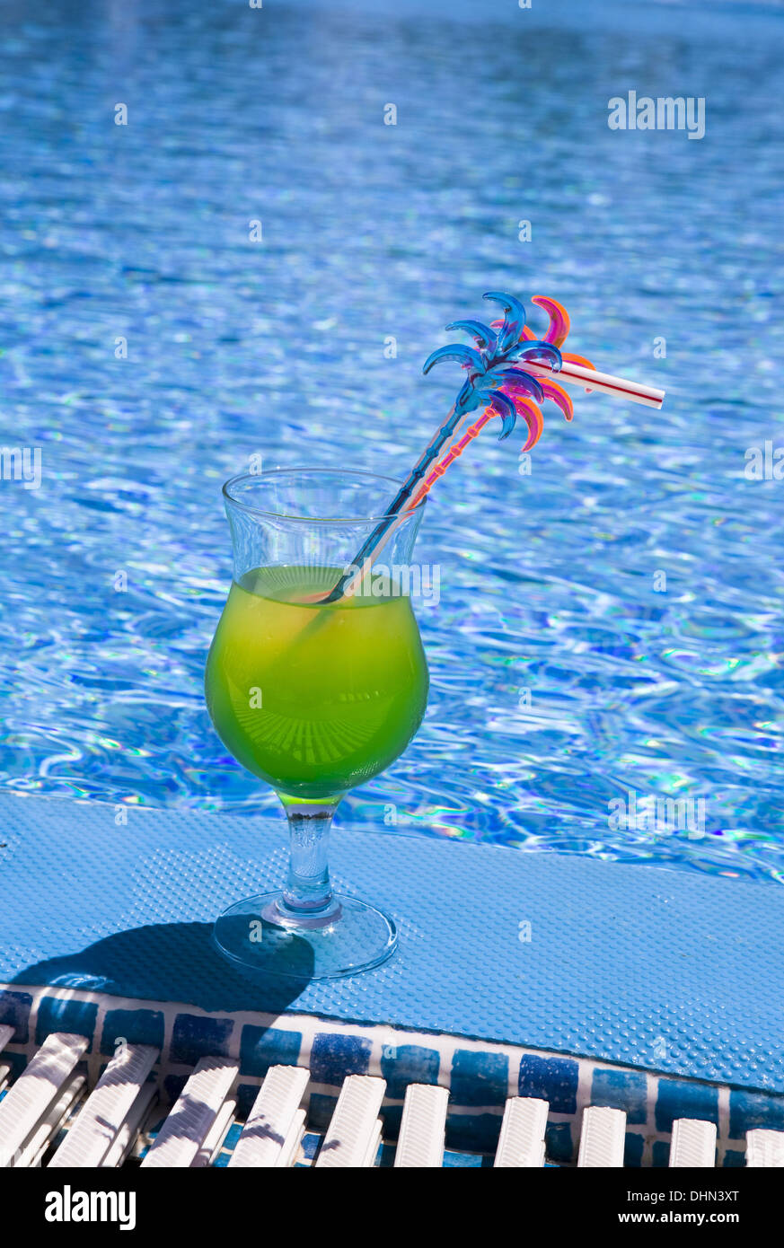 Cocktail glasses by pool Banque de photographies et d'images à