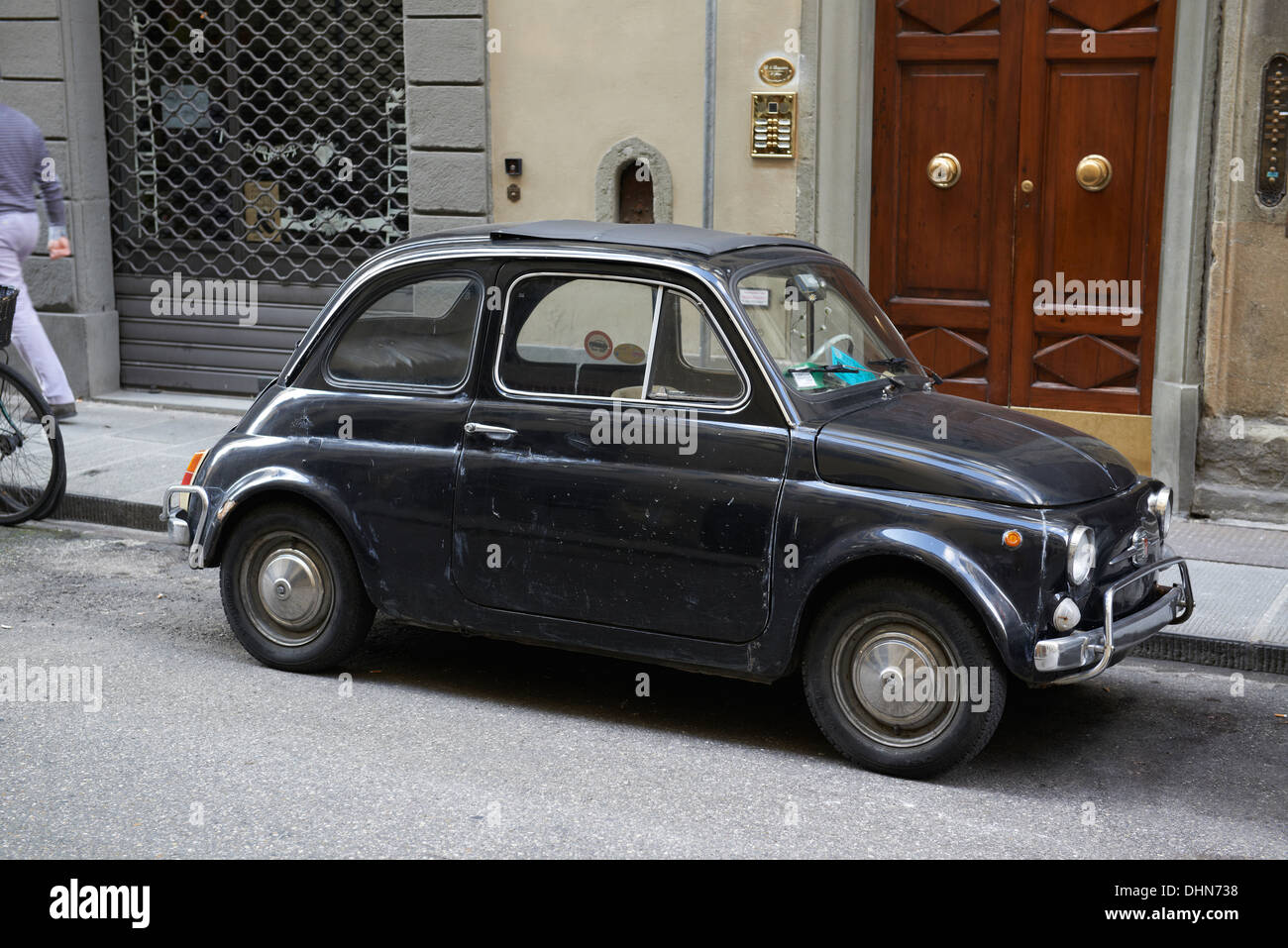 Fiat 500 dans la voiture garée dans un noir de la rue côté Florence Italie Banque D'Images