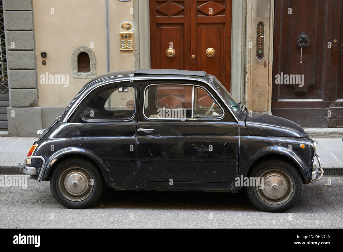 Fiat 500 dans la voiture garée dans un noir de la rue côté Florence Italie Banque D'Images