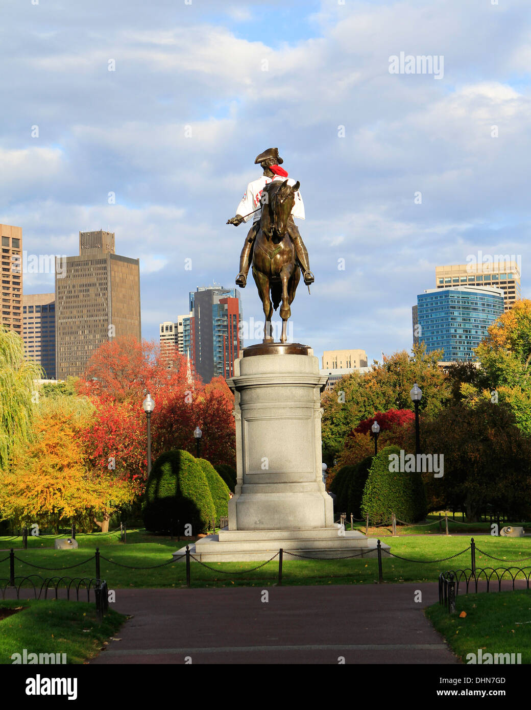 La statue de George Washington à la Boston Public Garden, portant une barbe 'rouge' et un maillot des Boston Red Sox. Banque D'Images