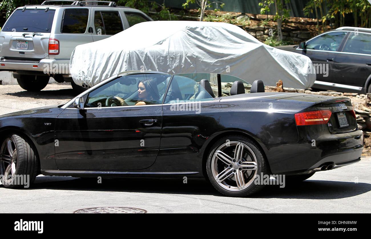 Vanessa Hudgens quitte un photoshoot à Los Angeles dans sa voiture Audi Convertible Los Angeles, Californie - 09.05.12 Banque D'Images