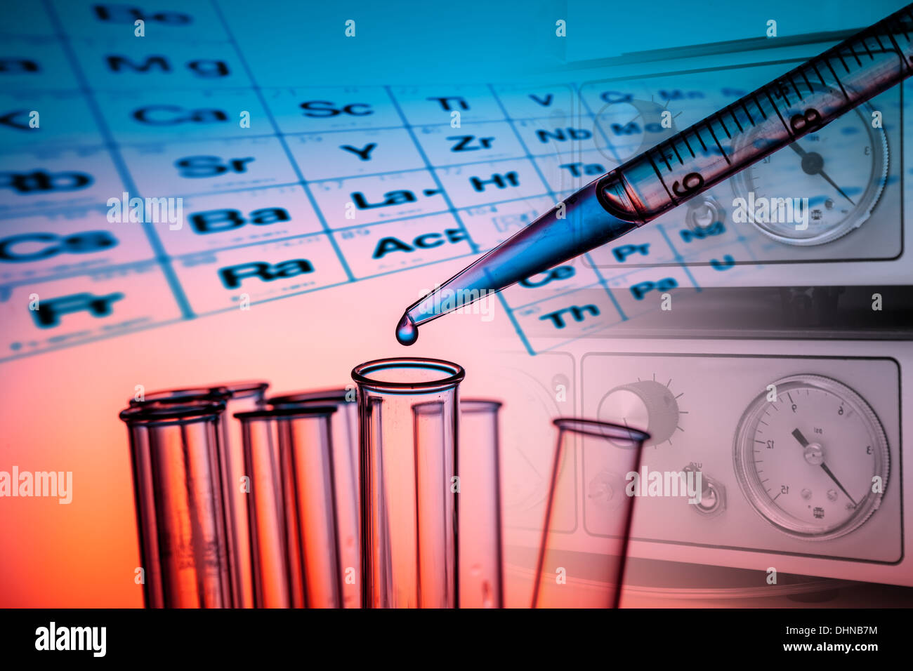 Collage de la table périodique et les tubes à essai, pipetter Banque D'Images