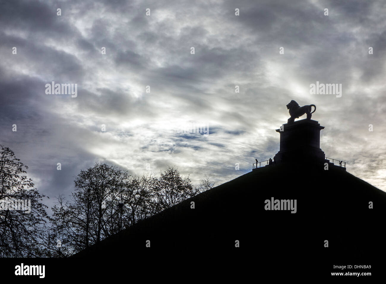 Le Lion Hill silhouetté contre ciel nuageux, monument mémorial du 1815 Bataille de Waterloo, Braine-l'Alleud, Belgique Banque D'Images