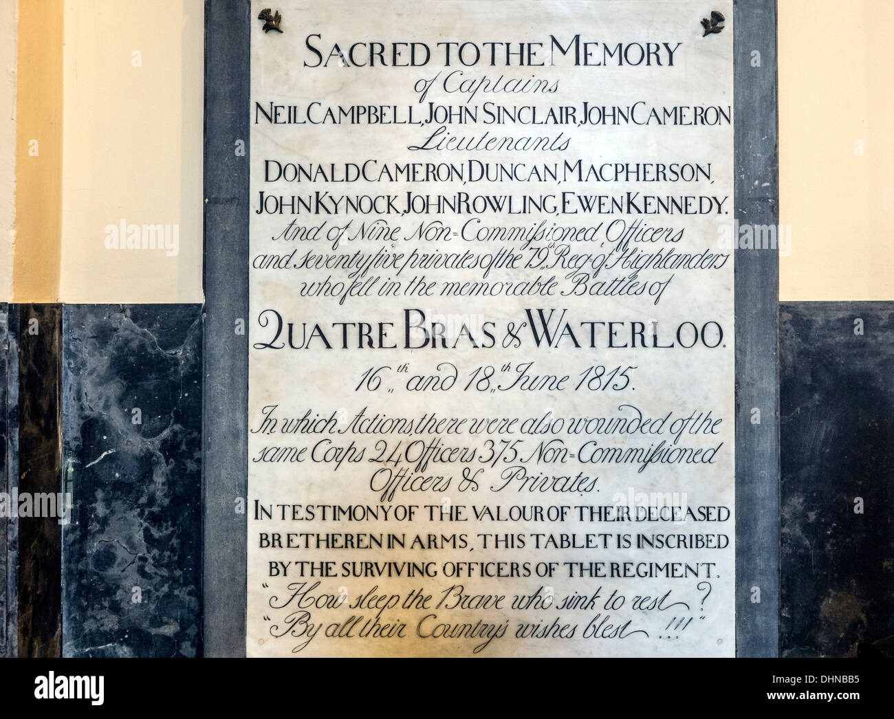Plaque commémorative à la mémoire des officiers britanniques qui sont tombés pendant la bataille de Waterloo dans l'église, Belgique Banque D'Images