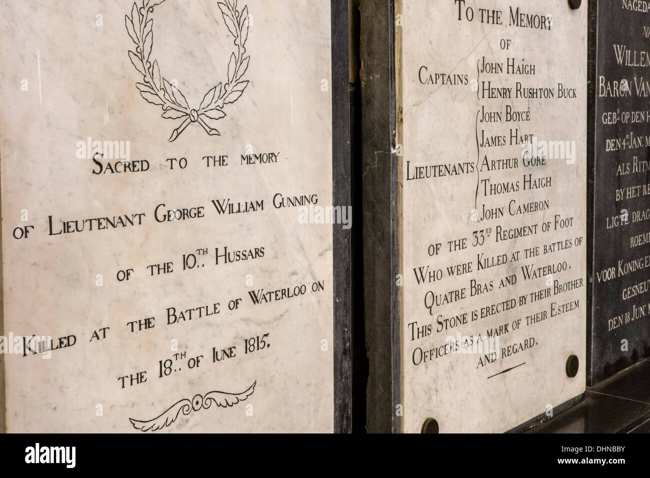 Plaques commémoratives à la mémoire des officiers britanniques qui sont tombés pendant la bataille de Waterloo dans l'église, Belgique Banque D'Images