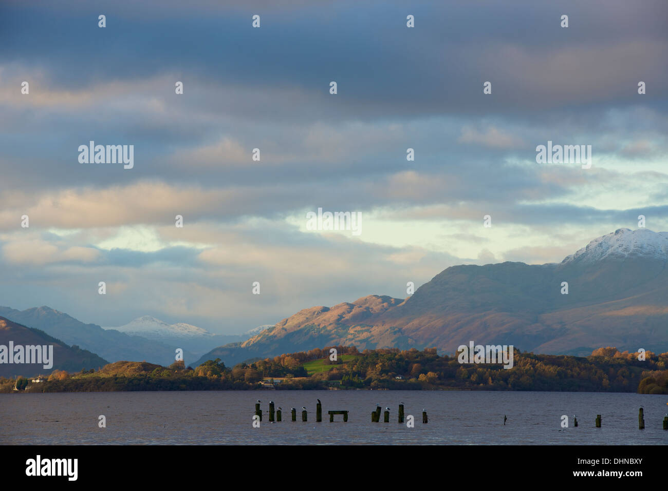 Derniers rayons de soleil d'hiver kiss Inchmurran Isle et Ben Lomond, Loch Lomond, Ecosse. Banque D'Images