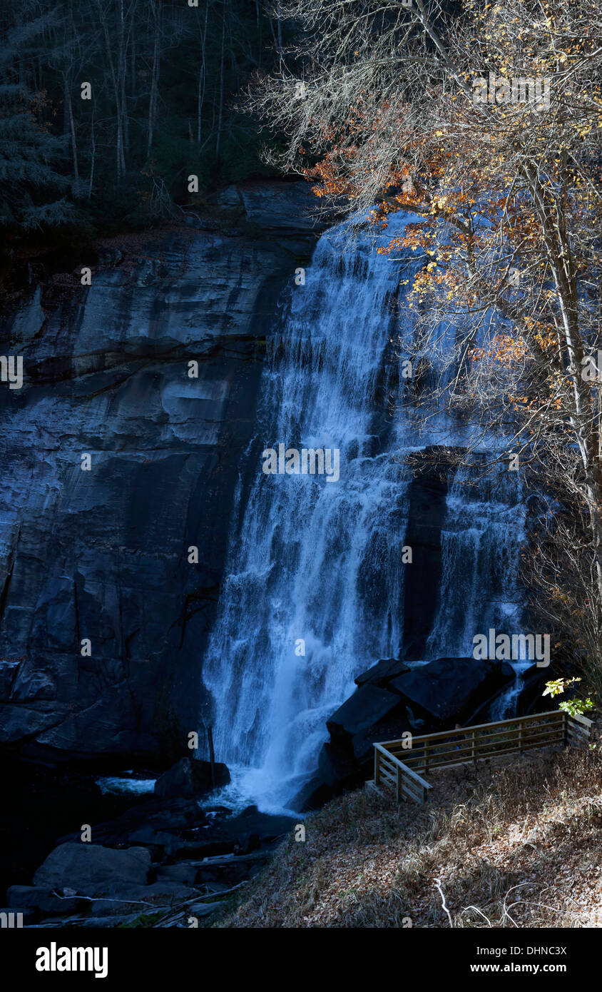 Rainbow Falls dans la forêt nationale de Nantahala près des Gorges de State Park près de caissiers, North Carolina, États-Unis Banque D'Images