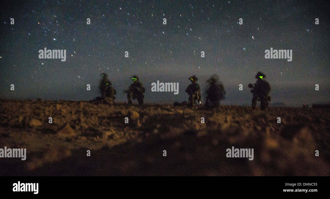 Un soldat de l'armée américaine portant des lunettes de vision de nuit veille au cours d'une opération de recherche de nuit, le 14 octobre 2013 dans la province de Helmand, Afghanistan, le 14 octobre 2013. Les forces afghanes et de la coalition ont arrêté un dispositif explosif de Taliban leader de cellule au cours de l'opération. Banque D'Images
