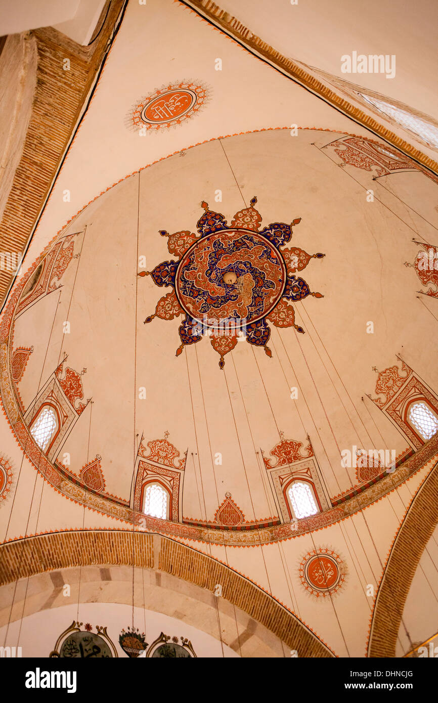 Vue de l'intérieur à l'intérieur du dôme musée Mevlana, centre historique de les Derviches tourneurs de Konya, Turquie. Banque D'Images