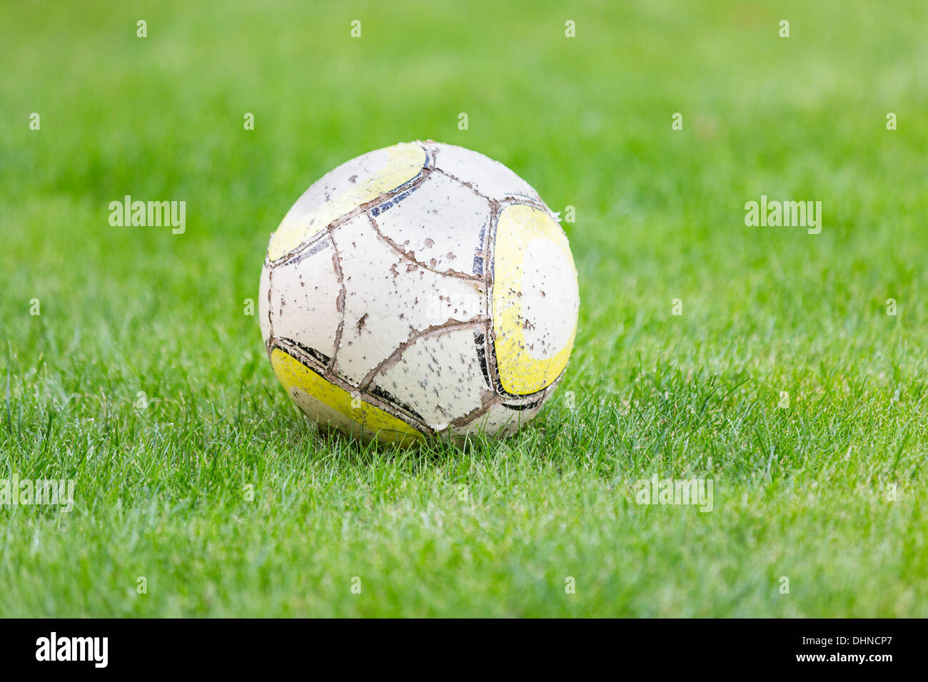 Ancien ballon de soccer on Green grass Banque D'Images