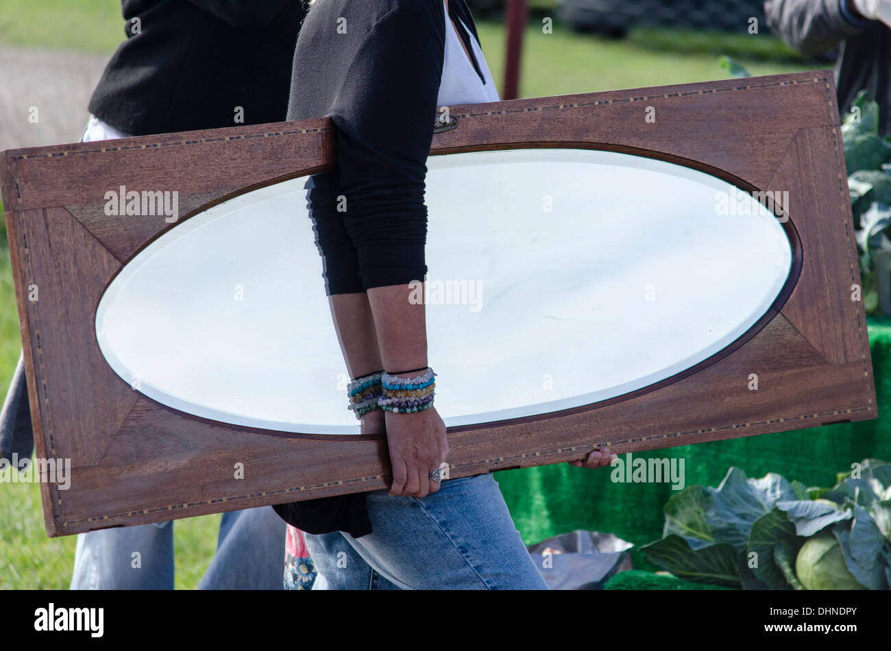 Femme portant un miroir Banque D'Images