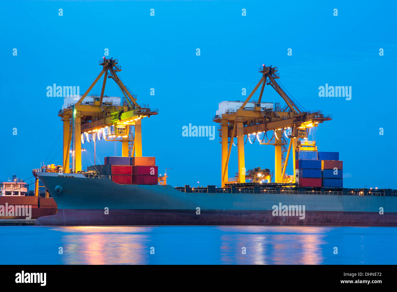 Le port cargo avec twilight Banque D'Images