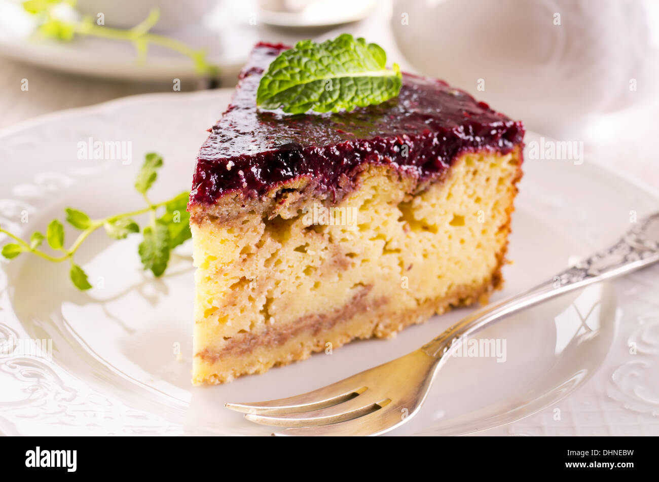 Gâteau au fromage avec garniture de crème anglaise berry Banque D'Images