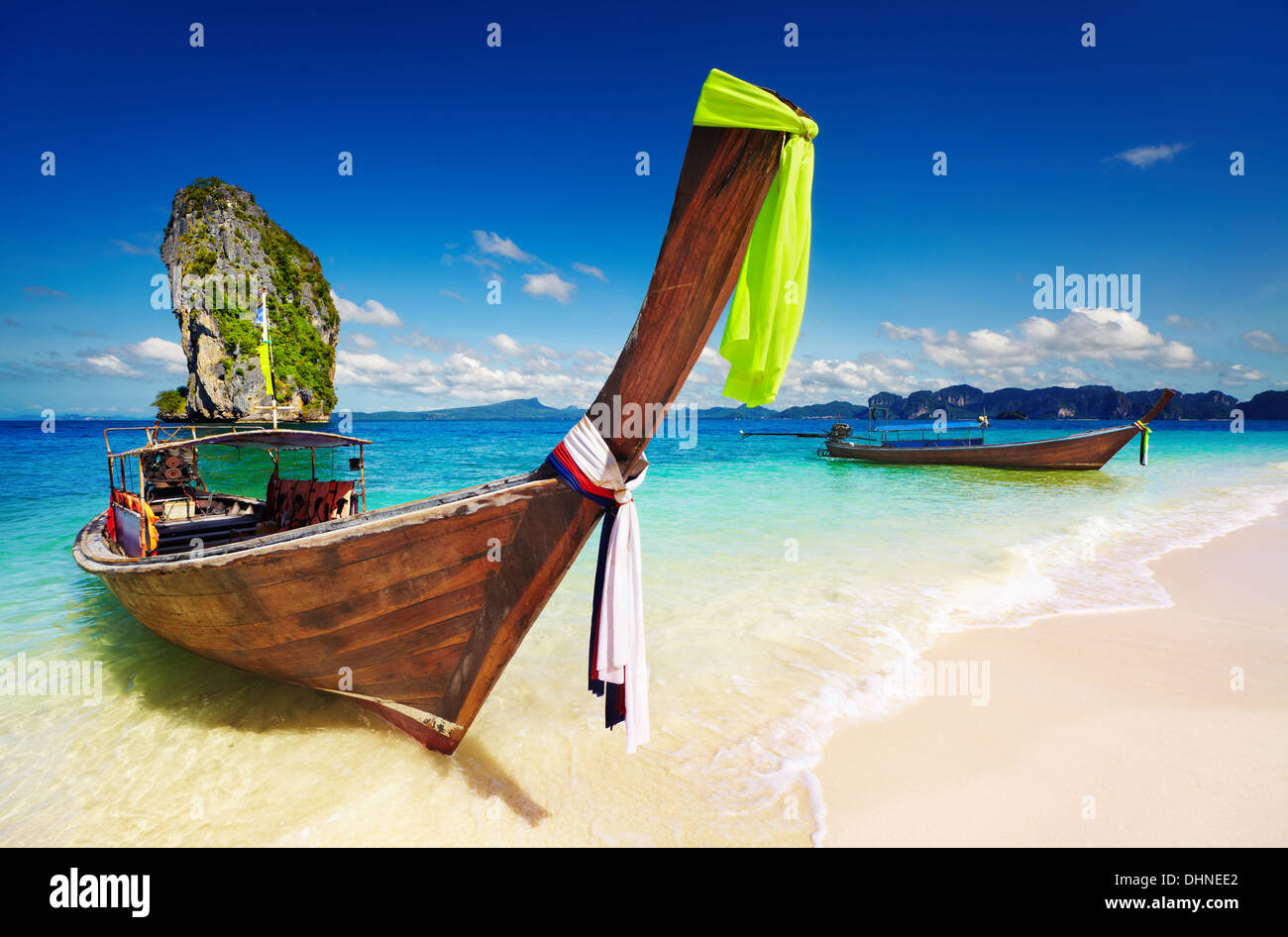 Bateaux à longue queue, la plage tropicale, la mer d'Andaman, Thaïlande Banque D'Images