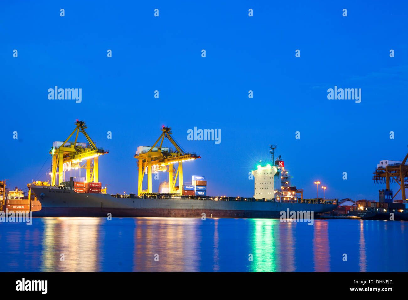 Le port cargo avec twilight Banque D'Images