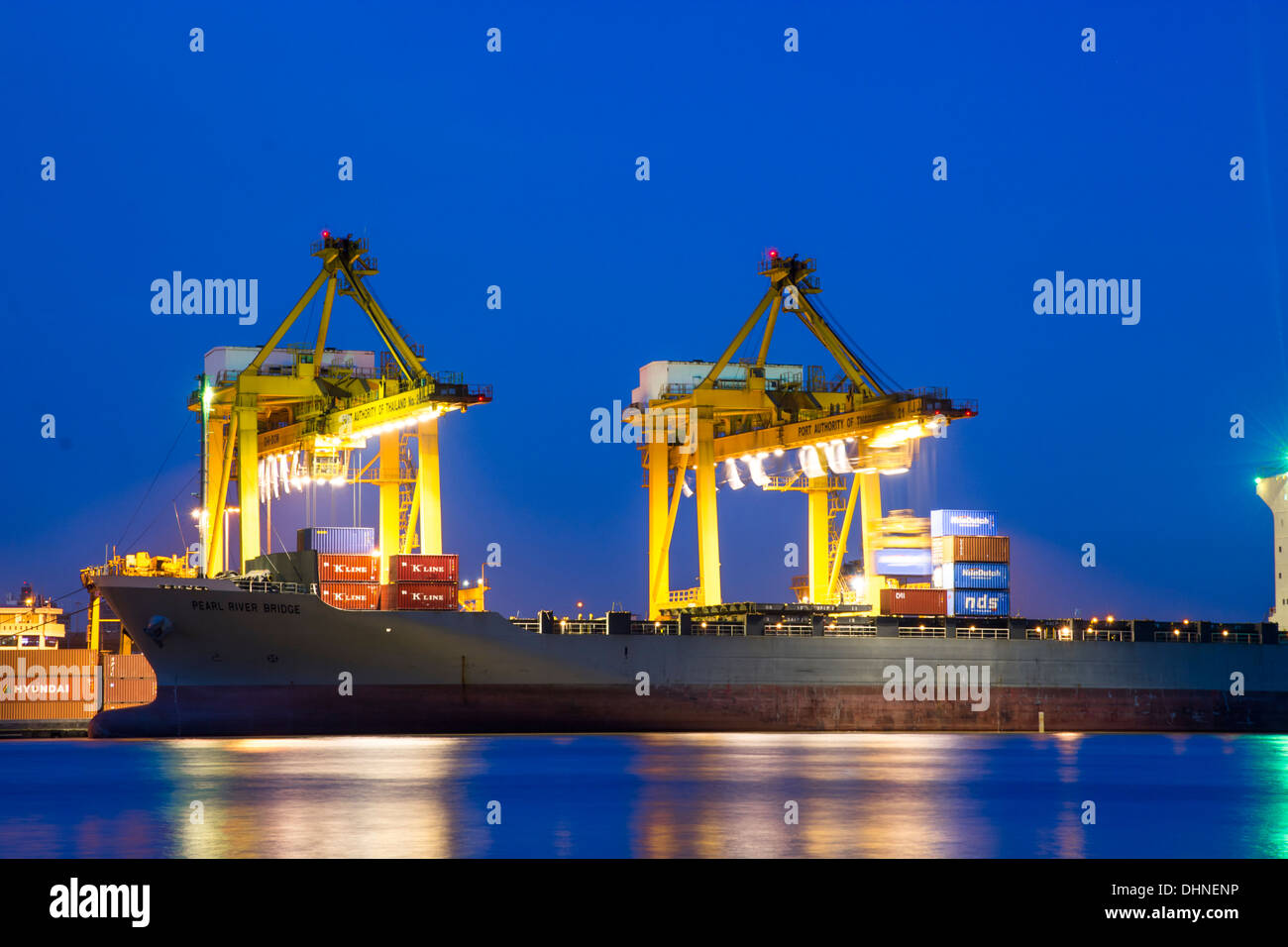 Le port cargo avec twilight Banque D'Images