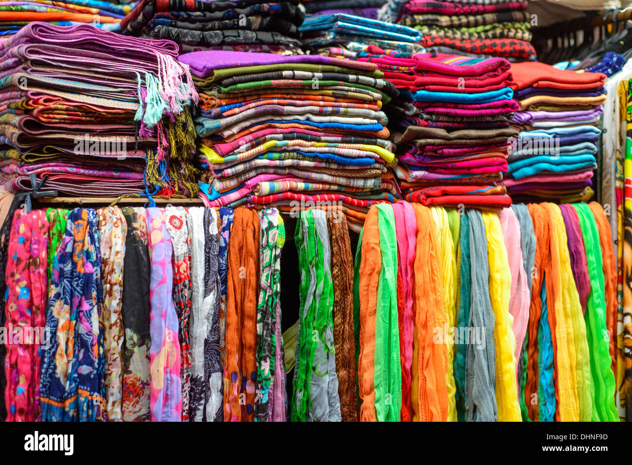 Foulards colorés à Tel Aviv, marché aux puces Banque D'Images