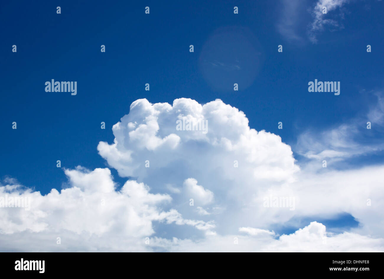 Le fond de ciel bleu avec des nuages blancs. Banque D'Images