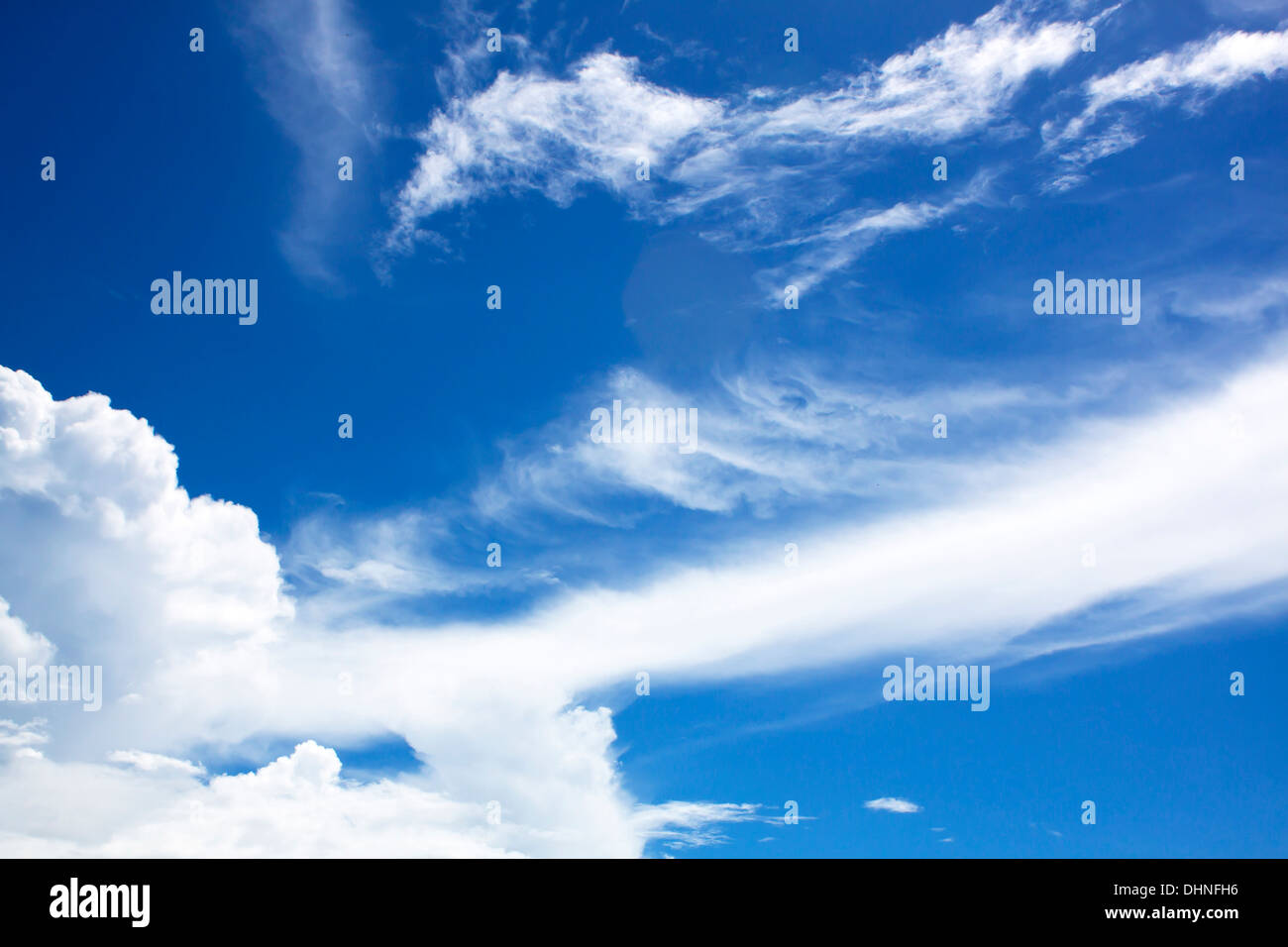 Le fond de ciel bleu avec des nuages blancs. Banque D'Images