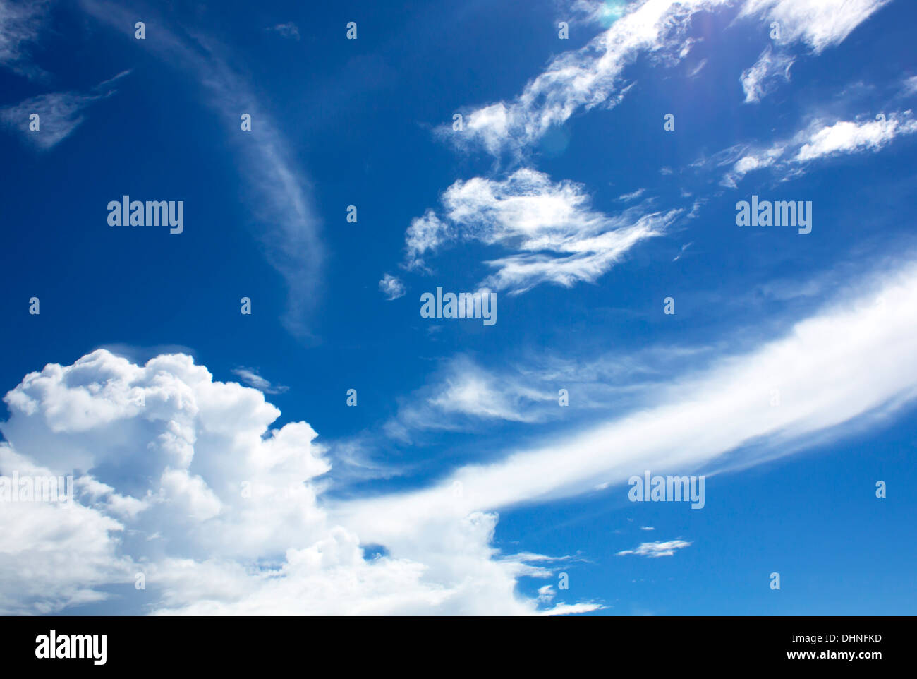 Le fond de ciel bleu avec des nuages blancs. Banque D'Images