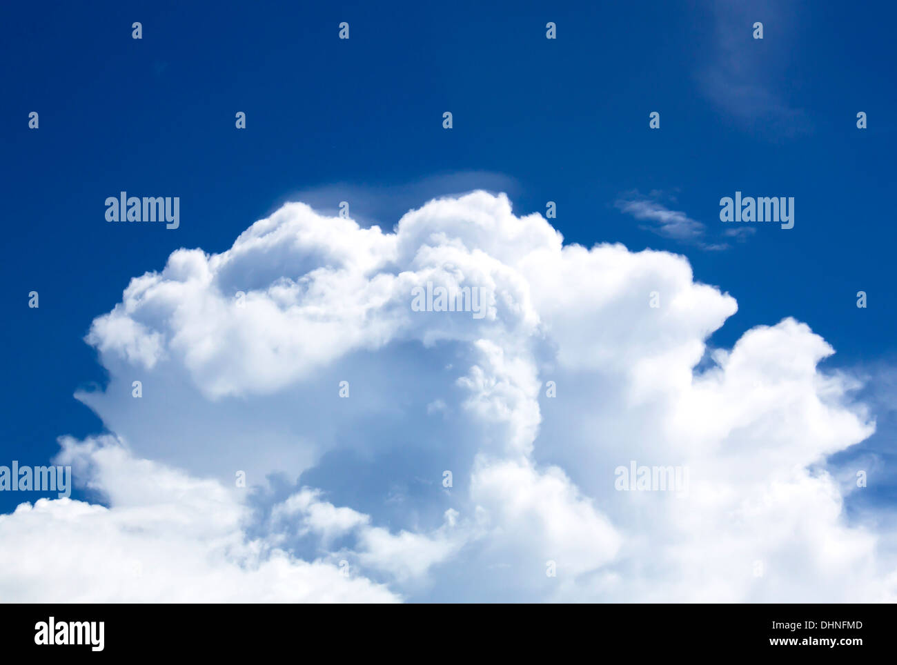 Le fond de ciel bleu avec des nuages blancs. Banque D'Images