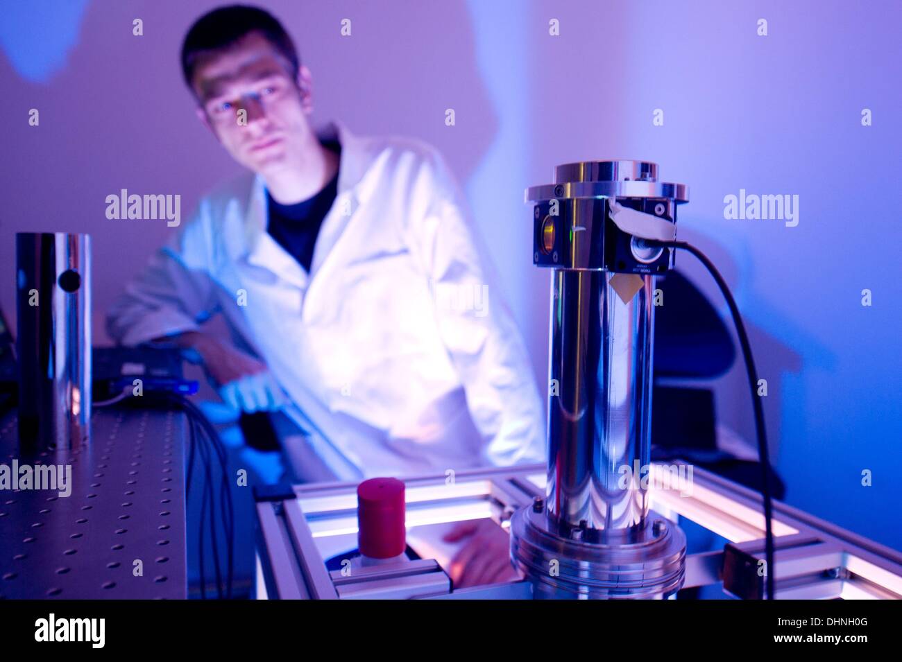 Expert spectroscopie Sebastian Stalke évalue un spectre de fluorescence avec un laser à colorant dans un laboratoire de l'Incubateur des sciences de la vie dans la région de Dresden, Allemagne, 13 novembre 2013. L'incubateur des sciences de la vie (LSI), qui a été ouverte le même jour, appuie des projets de recherche et offre de la place pour les nouveaux entrepreneurs dans le domaine de la biotechnologie, de la pharmacie et de la médecine de la technologie. Photo : Sebastian Kahnert/ZB Banque D'Images