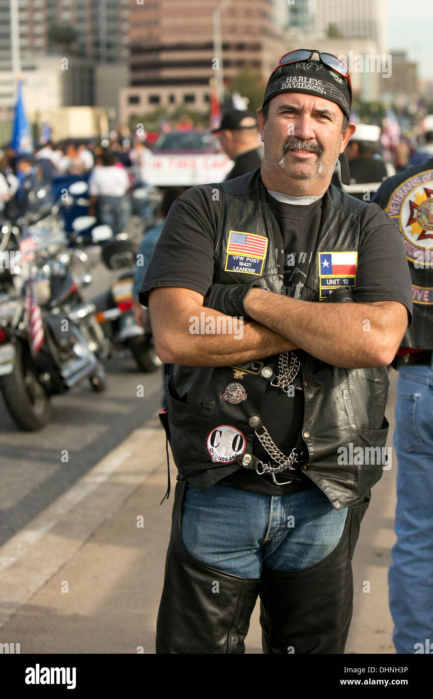 Les anciens combattants américains de sexe masculin devant un Veteran's Day Parade à Austin, Texas Banque D'Images