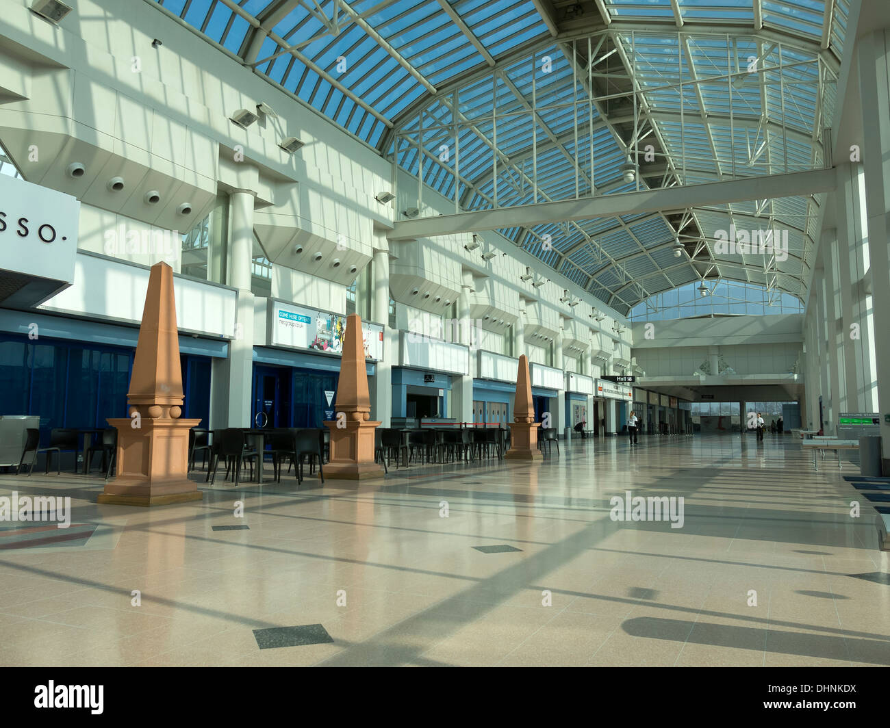 Atrium ensoleillé plaza à NEC National Exhibition Centre, Birmingham, Angleterre, Royaume-Uni. Banque D'Images