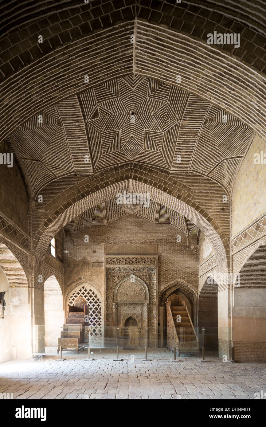 Salle voûtée avec décorations de Oljaytu mihrab, Ispahan mosquée de vendredi, l'Iran Banque D'Images