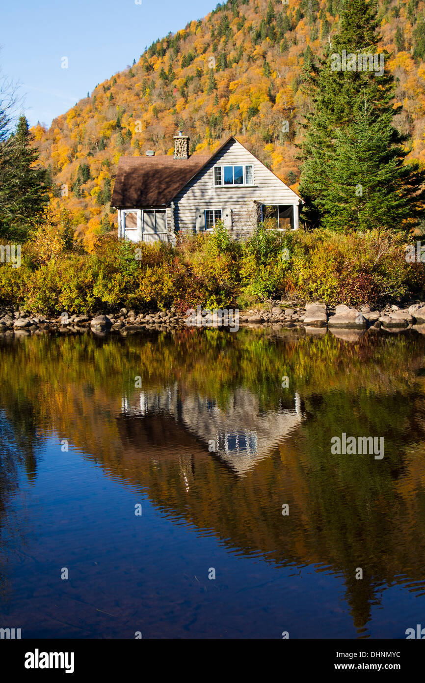 Paysage d'automne canadien avec bois chalet reflet dans le parc national Jacques Cartier-Canada Banque D'Images