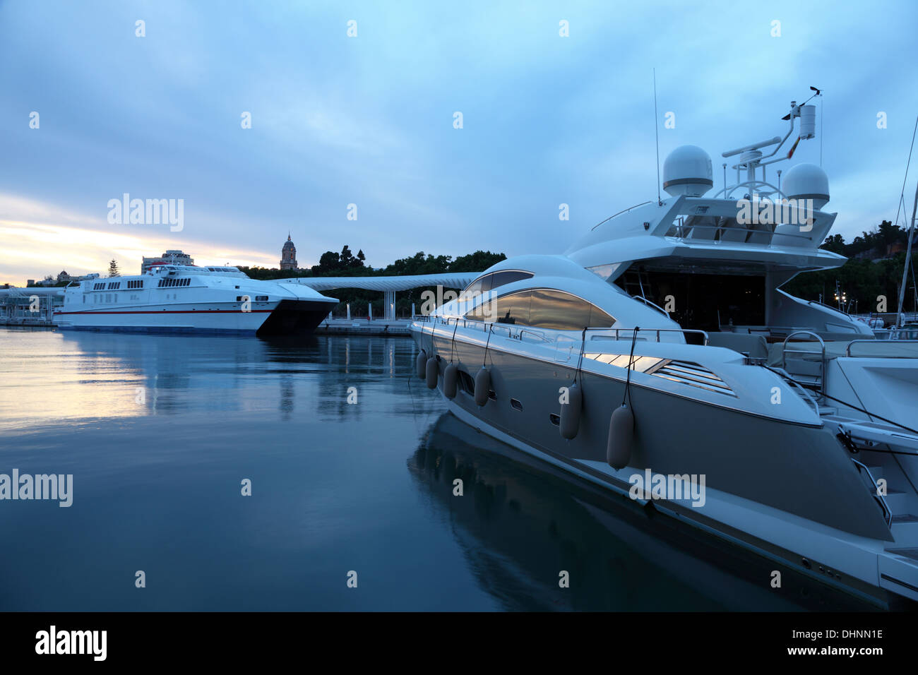 Marina à Malaga au crépuscule. Andalousie, Espagne Banque D'Images
