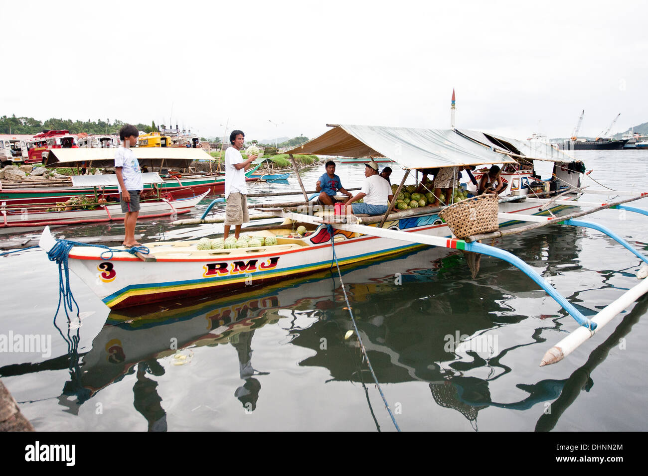 Produits locaux du marché est transporté par des bateaux quittant Tacloban City Banque D'Images