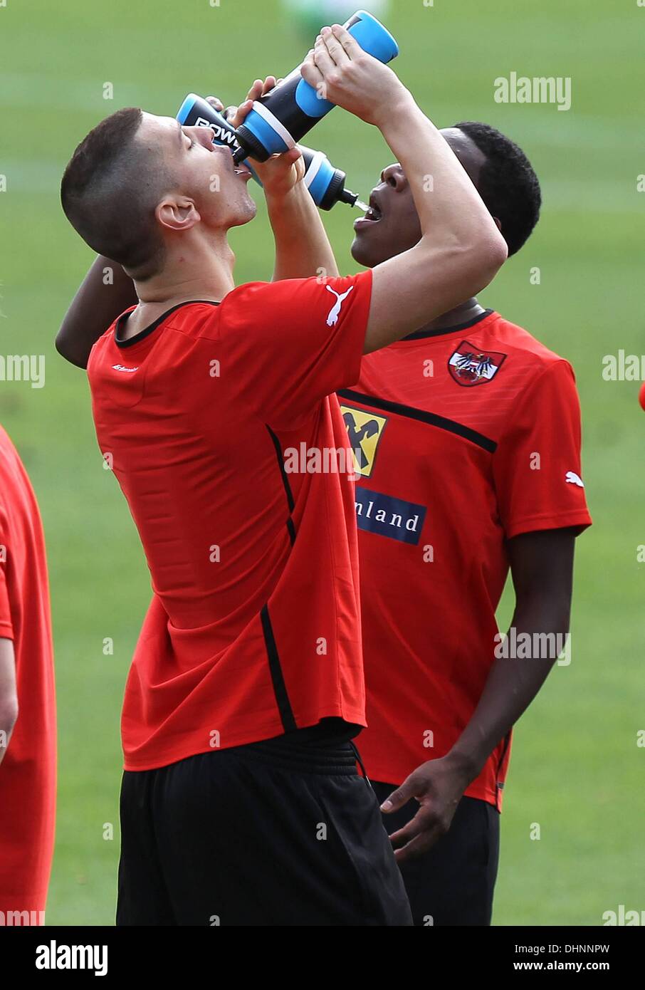 Alicante, Espagne. 13 nov., 2013. Le football international avant-match amical pratique avant l'Autriche contre USA match amical Aleksandar Casa Fiorita et David Alaba aut prendre une pause de l'eau © Plus Sport Action/Alamy Live News Banque D'Images