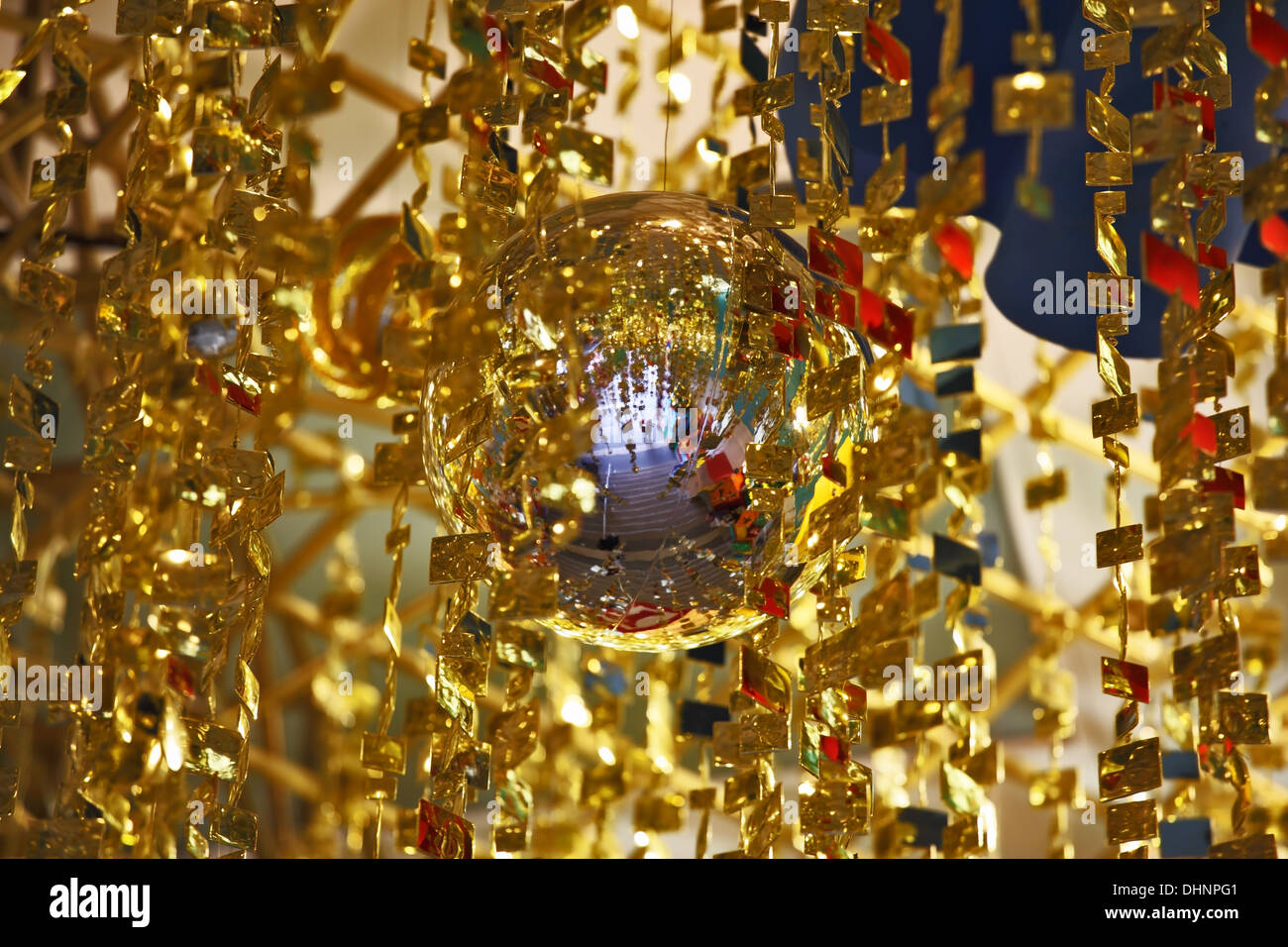 Sphères miroir et d'or de guirlandes Banque D'Images