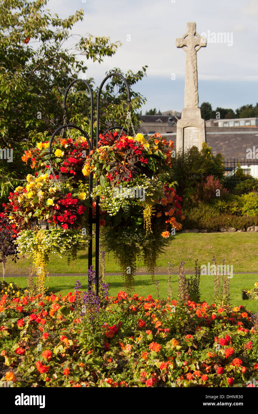 Ville de Pitlochry, l'Écosse. Pitlochry War Memorial Garden en fleurs avec le mémorial de guerre en arrière-plan. Banque D'Images