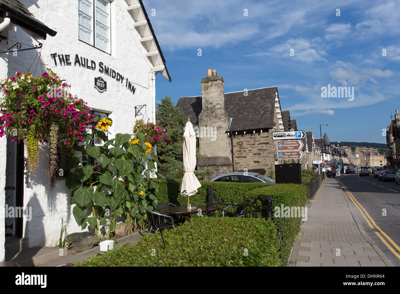 Ville de Pitlochry, l'Écosse. Vue pittoresque de l'Auld Smiddy Inn sur Pitlochry Atholl Road's. Banque D'Images