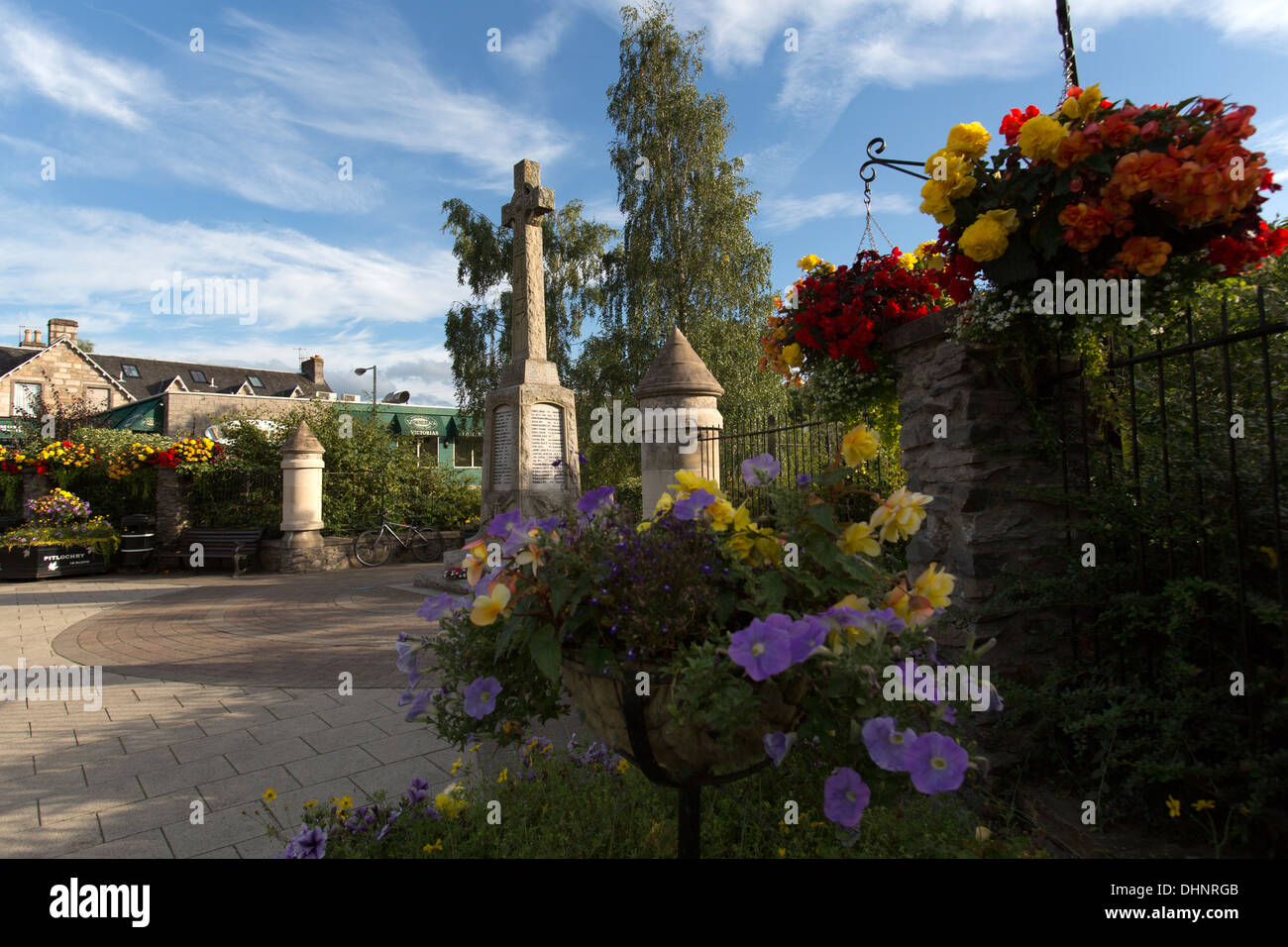 Ville de Pitlochry, l'Écosse. Pitlochry War Memorial Garden en fleurs avec le mémorial de guerre en arrière-plan. Banque D'Images